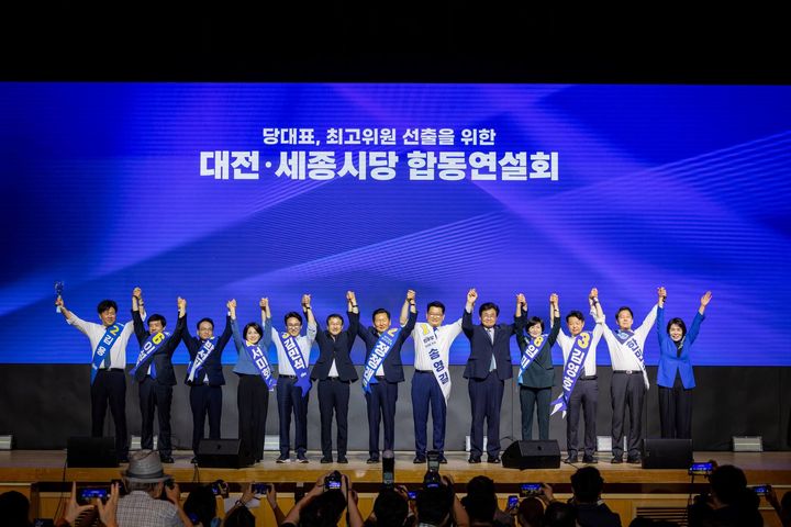 한병도 더불어민주당 당대표 직무대행 겸 원내대표와 당 대표·최고위원 후보들이 1일 대전 유성구 대전컨벤션센터에서 열린 당대표·최고위원 합동연설회에서 기념사진을 촬영 하고 있다. (사진=송영길 당대표 후보 페이스북 캡처) *재판매 및 DB 금지