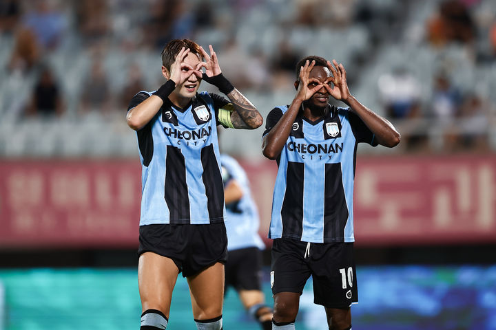 [천안=뉴시스] 천안시티FC 툰가라(오른쪽)가 1일 열린 용인FC와 경기에서 득점 후 동료와 함께 세레머니를 하고 있다. (사진=천안시티FC 제공) 2026.08.01 photo@newsis.com *재판매 및 DB 금지