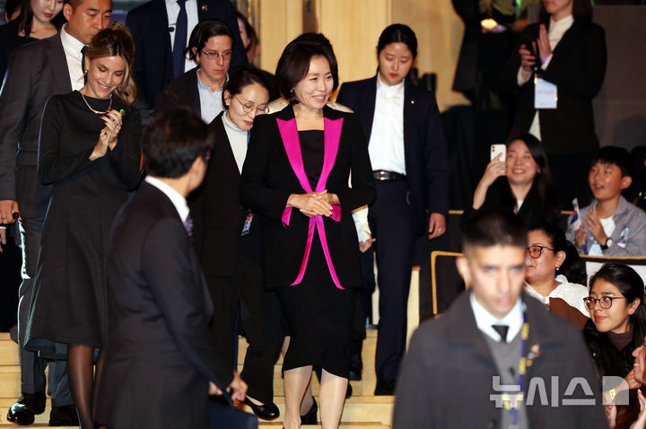 [부에노스아이레스=뉴시스] 김진아 기자 = 김혜경 여사가 31일(현지 시간) 아르헨티나 부에노스아이레스 우시나 델 아르테 콘서트홀에서 열린 국악과 탱고 관련 공연에 참석하고 있다. 2026.08.01. bluesoda@newsis.com