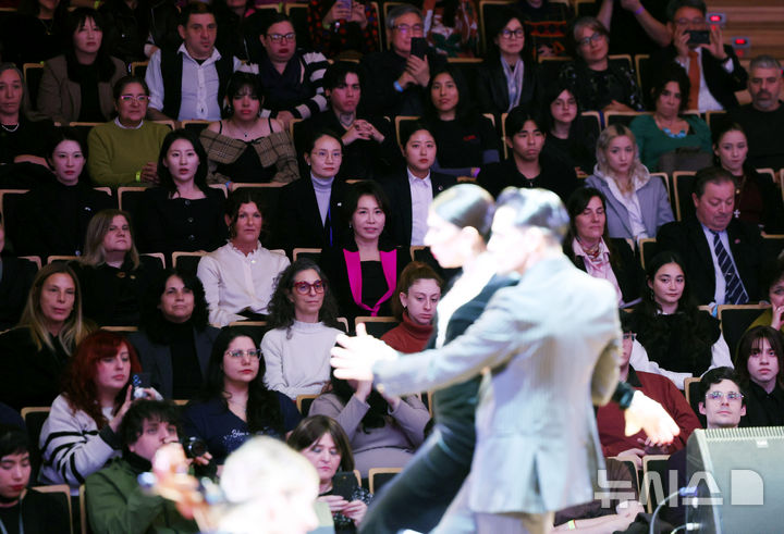 [부에노스아이레스=뉴시스] 김진아 기자 = 김혜경 여사가 31일(현지 시간) 아르헨티나 부에노스아이레스 우시나 델 아르테 콘서트홀에서 열린 국악과 탱고 관련 공연에서 공연을 감상하고 있다. 2026.08.01. bluesoda@newsis.com