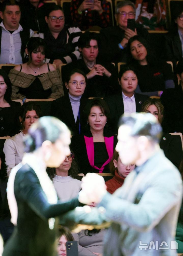 [부에노스아이레스=뉴시스] 김진아 기자 = 김혜경 여사가 31일(현지 시간) 아르헨티나 부에노스아이레스 우시나 델 아르테 콘서트홀에서 열린 국악과 탱고 관련 공연에서 공연을 감상하고 있다. 2026.08.01. bluesoda@newsis.com