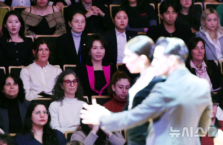 [부에노스아이레스=뉴시스] 김진아 기자 = 김혜경 여사가 31일(현지 시간) 아르헨티나 부에노스아이레스 우시나 델 아르테 콘서트홀에서 열린 국악과 탱고 관련 공연에서 공연을 감상하고 있다. 2026.08.01. bluesoda@newsis.com
