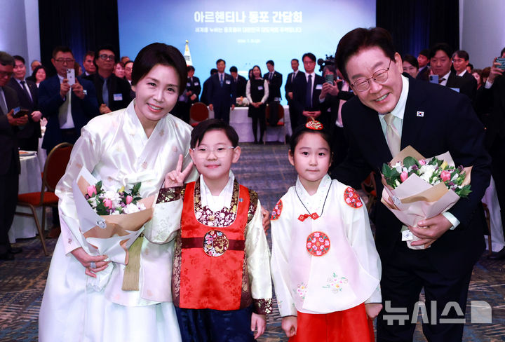 [부에노스아이레스=뉴시스] 김진아 기자 = 이재명 대통령과 김혜경 여사가 31일(현지 시간) 아르헨티나 부에노스아이레스의 한 호텔에서 열린 동포 만찬간담회에서 화동과 기념촬영을 하고 있다. 2026.08.01. bluesoda@newsis.com
