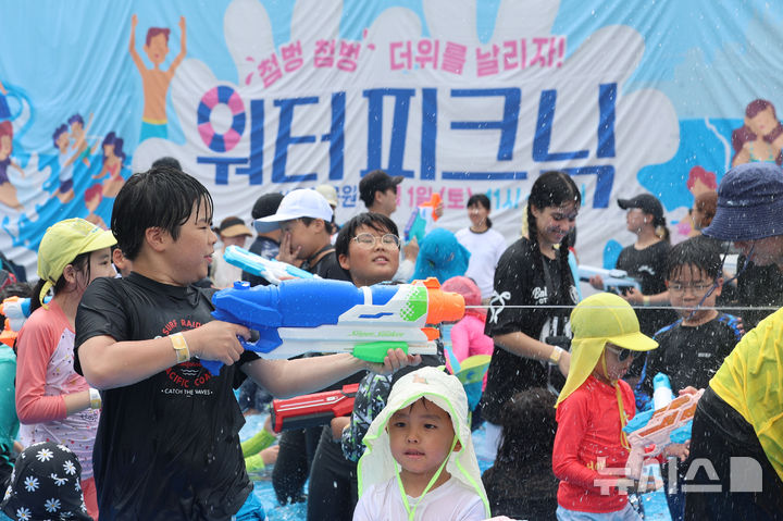 [서울=뉴시스] 권창회 기자 = 휴가철 주말을 맞은 1일 서울 마포구 망원한강공원 내 서울함 공원에서 열린 도심 속 여름 물놀이 축제 '서울함 워터피크닉'에서 어린이들이 물총놀이를 하고 있다. 2026.08.01. kch0523@newsis.com