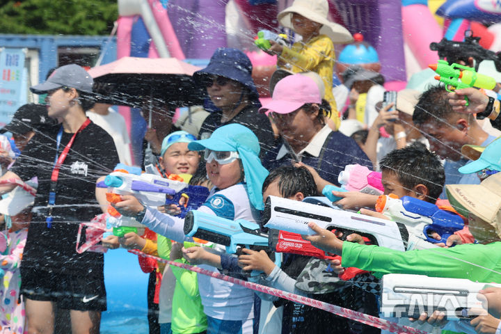 [서울=뉴시스] 권창회 기자 = 휴가철 주말을 맞은 1일 서울 마포구 망원한강공원 내 서울함 공원에서 열린 도심 속 여름 물놀이 축제 '서울함 워터피크닉'에서 어린이들이 물총놀이를 하고 있다. 2026.08.01. kch0523@newsis.com