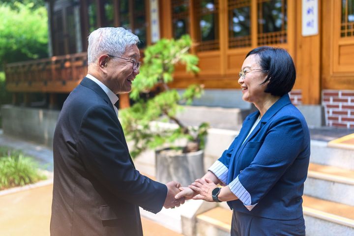 [서울=뉴시스] 조수정 기자 = 한성숙 국무총리와 교황청 성직자부 장관인 유흥식 추기경이 1일 오후 서울 종로구 국무총리 서울공관에서 오찬을 함께하며 악수하고 있다. (사진=국무총리실 제공) 2026.08.01. chocrystal@newsis.com *재판매 및 DB 금지