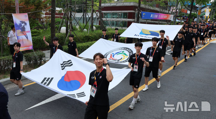 [서울=뉴시스] 이영환 기자 = 2026 세계태권도한마당 개막일인 1일 오후 서울 강남구 국기원 일대에서 참가자들이 퍼레이드를 하고 있다. 2026.08.01. 20hwan@newsis.com