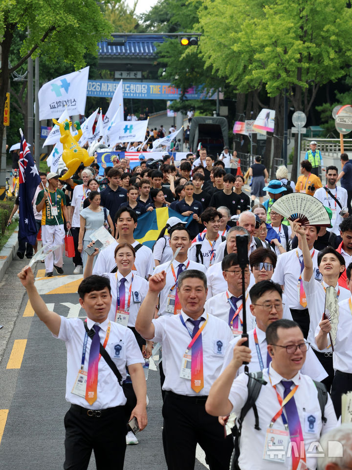 [서울=뉴시스] 이영환 기자 = 2026 세계태권도한마당 개막일인 1일 오후 서울 강남구 국기원 일대에서 참가자들이 퍼레이드를 하고 있다. 2026.08.01. 20hwan@newsis.com