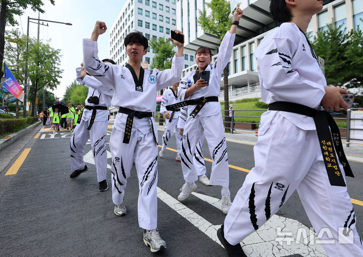 [서울=뉴시스] 이영환 기자 = 2026 세계태권도한마당 개막일인 1일 오후 서울 강남구 국기원 일대에서 참가자들이 퍼레이드를 하고 있다. 2026.08.01. 20hwan@newsis.com