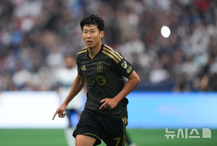[밴쿠버=AP/뉴시스] 로스앤젤레스 FC(LA FC)의 손흥민이 1일(현지 시간) 캐나다 밴쿠버 BC 플레이스에서 열린 2026 MLS 18라운드 밴쿠버 화이트캡스와 경기 전반 37분 선제골을 넣은 후 환호하고 있다. 2026.08.02.