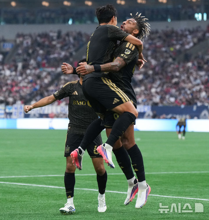 [밴쿠버=AP/뉴시스] 로스앤젤레스 FC(LA FC)의 손흥민(왼쪽)이 1일(현지 시간) 캐나다 밴쿠버 BC 플레이스에서 열린 2026 MLS 18라운드 밴쿠버 화이트캡스와 경기 전반 37분 선제골을 넣은 후 도움을 기록한 드니 부앙가와 함께 환호하고 있다. 2026.08.02.