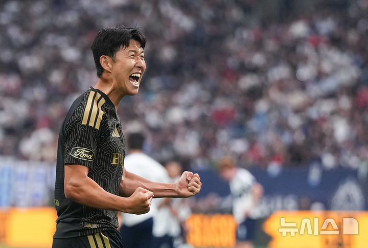 [밴쿠버=AP/뉴시스] 로스앤젤레스 FC(LA FC)의 손흥민이 1일(현지 시간) 캐나다 밴쿠버 BC 플레이스에서 열린 2026 MLS 18라운드 밴쿠버 화이트캡스와 경기 전반 37분 선제골을 넣은 후 환호하고 있다. 2026.08.02.