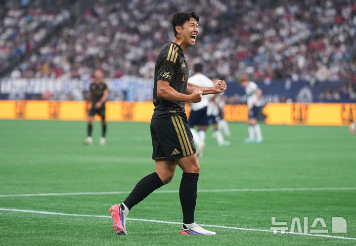 [밴쿠버=AP/뉴시스] 로스앤젤레스 FC(LA FC)의 손흥민이 1일(현지 시간) 캐나다 밴쿠버 BC 플레이스에서 열린 2026 MLS 18라운드 밴쿠버 화이트캡스와 경기 전반 37분 선제골을 넣은 후 환호하고 있다. 2026.08.02.