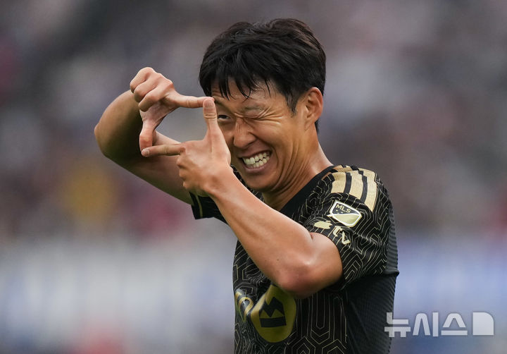 [밴쿠버=AP/뉴시스] 로스앤젤레스 FC(LA FC)의 손흥민이 1일(현지 시간) 캐나다 밴쿠버 BC 플레이스에서 열린 2026 MLS 18라운드 밴쿠버 화이트캡스와 경기 전반 37분 선제골을 넣은 후 찰칵 세리머니를 하고 있다. 2026.08.02.
