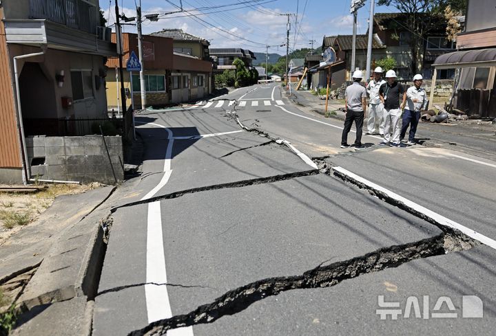 [우키=AP/뉴시스] 31일(현지시간) 일본 구마모토현 우키시에서 지방자치단체 관계자들이 복구 작업을 앞두고 지진으로 파손된 도로를 점검하고 있다. 2026.07.31.