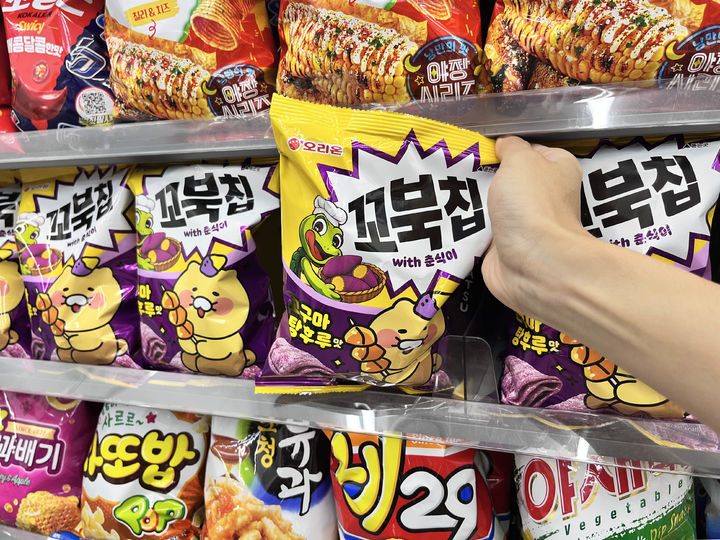[서울=뉴시스] 춘식이 꼬북칩 고구마탕후루맛 (사진=GS리테일) *재판매 및 DB 금지