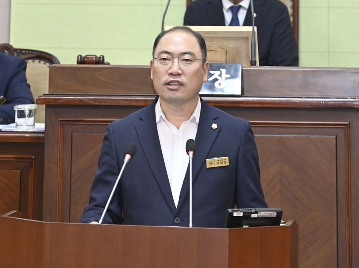 [거제=뉴시스] 신정철 기자= 경남 거제시의회는 제264회 임시회에서 한은진 의원 등 총 명의 의원들이 5분 자유발언을 통해 집행부의 대책 및 정책 방향을 제안했다고 2일 밝혔다.사진은 이태열 의원의 5분 자유발언 모습.(사진=거제시의회 제공).2026.08.02. photo@newsis.com' *재판매 및 DB 금지