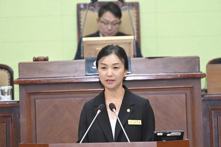 [거제=뉴시스] 신정철 기자= 경남 거제시의회는 제264회 임시회에서 한은진 의원 등 총 명의 의원들이 5분 자유발언을 통해 집행부의 대책 및 정책 방향을 제안했다고 2일 밝혔다.사진은 신수정 의원의 5분 자유발언 모습.(사진=거제시의회 제공).2026.08.02. photo@newsis.com' *재판매 및 DB 금지