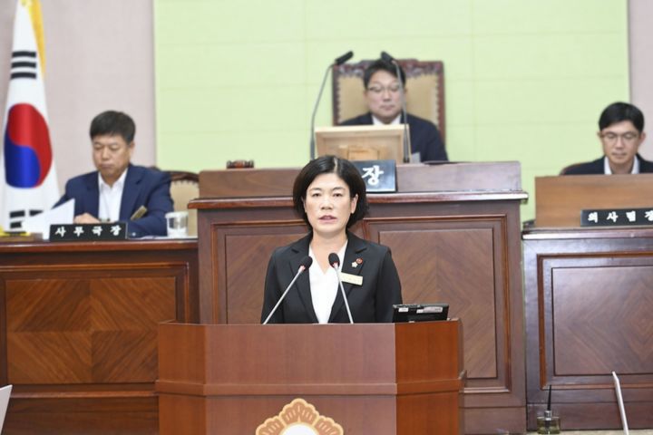 [거제=뉴시스] 신정철 기자= 경남 거제시의회는 제264회 임시회에서 한은진 의원 등 총 명의 의원들이 5분 자유발언을 통해 집행부의 대책 및 정책 방향을 제안했다고 2일 밝혔다.사진은 한은진 의원의 5분 자유발언 모습.(사진=거제시의회 제공).2026.08.02. photo@newsis.com' *재판매 및 DB 금지