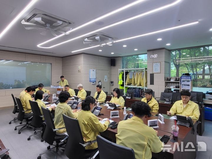 [시흥=뉴시스] '폭염-가뭄 대응 추진 상황 점검 TF 회의' 참석자들이 분야별 대응 상황을 점검하고 있다. (사진=시흥시 제공).2026.08.02. photo@newsis.com 