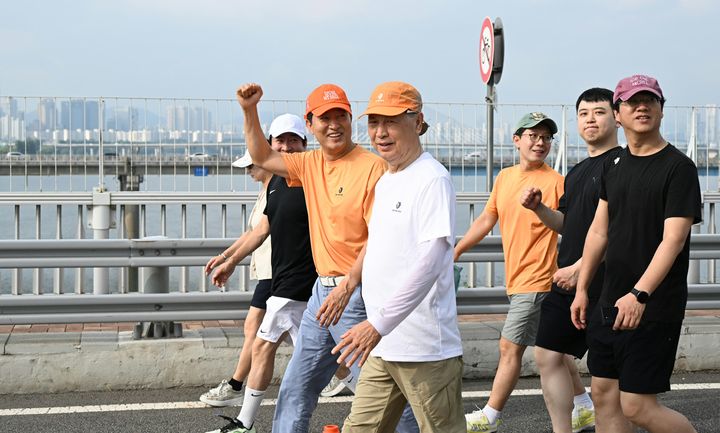 [서울=뉴시스] 오세훈 서울시장이 2일 열린 '쉬엄쉬엄 모닝'에서 광진교를 걸으며 시민들을 응원하고 있다. (사진=서울시 제공) 2026.08.02. photo@newsis.com *재판매 및 DB 금지