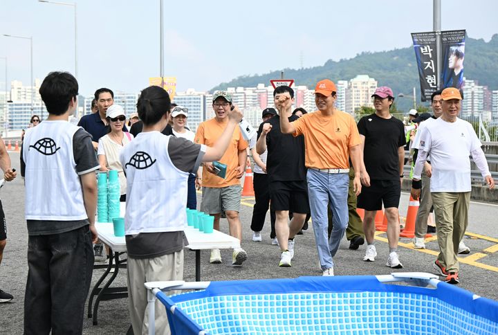 [서울=뉴시스] 오세훈 서울시장이 2일 열린 '쉬엄쉬엄 모닝'에서 광진교를 걸으며 시민들을 응원하고 있다. (사진=서울시 제공) 2026.08.02. photo@newsis.com *재판매 및 DB 금지