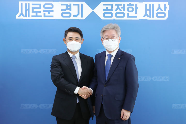 [청주=뉴시스] 2020년 11월10일 이재명 경기도지사로부터 임명장을 받고 있는 박병국(왼쪽) 경기도시장상권진흥원 상임이사. (사진=경기도청 홈페이지) photo@newsis.com *재판매 및 DB 금지