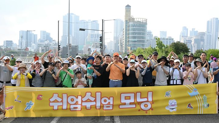 [서울=뉴시스] 오세훈 서울시장이 2일 광진교 일대에서 열린 '쉬엄쉬엄 모닝' 출발선에서 시민들과 기념촬영을 하고 있다. (사진=서울시 제공) 2026.08.02. photo@newsis.com *재판매 및 DB 금지