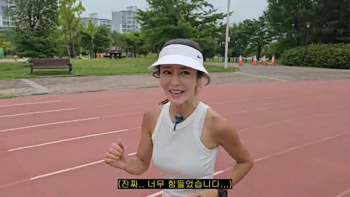[서울=뉴시스]쥬얼리 출신 방송인 이지현이 자신의 유튜브 채널에 마라톤에 도전하는 모습을 공개했다.(사진=이지현 유튜브 캡처)2026.08.02.