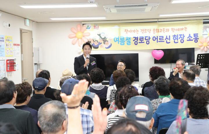 [서울=뉴시스] 김경대 용산구청장이 서울 용산구 효창동 효창제2경로당에서 열린 '2026년 거점경로당 순회교육'에서 어르신들과 소통하고 있다. (사진=용산구 제공) 2026.08.02. photo@newsis.com *재판매 및 DB 금지