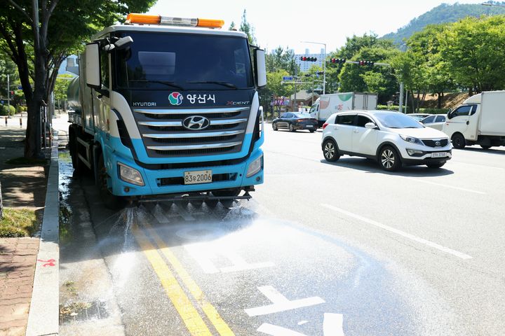 [양산=뉴시스] 양산시가 나흘째 이어지는 40도대 폭염 속에서 시민 피해 최소화를 위해 폭염저감시설인 살수차를 가동하고 있다. (사진= 양산시 제공) 2026.08.01. photo@newsis.com *재판매 및 DB 금지
