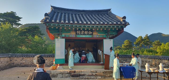 [양산=뉴시스] 나동연 시장과 가야진용신제 제관들이 가야진사에서 치러진 기우제에서 단비를 기원하며 절을 하고 있다. (사진= 양산시 제공) 2026.08.01. photo@newsis.com *재판매 및 DB 금지