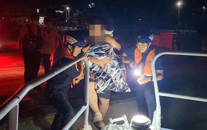 [제주=뉴시스] 서귀포해경이 지난 2일 오후 제주 우도서 머리를 다친 3세 남아를 긴급 이송하고 있다. (사진=서귀포해경 제공) 2026.08.02. photo@newsis.com *재판매 및 DB 금지
