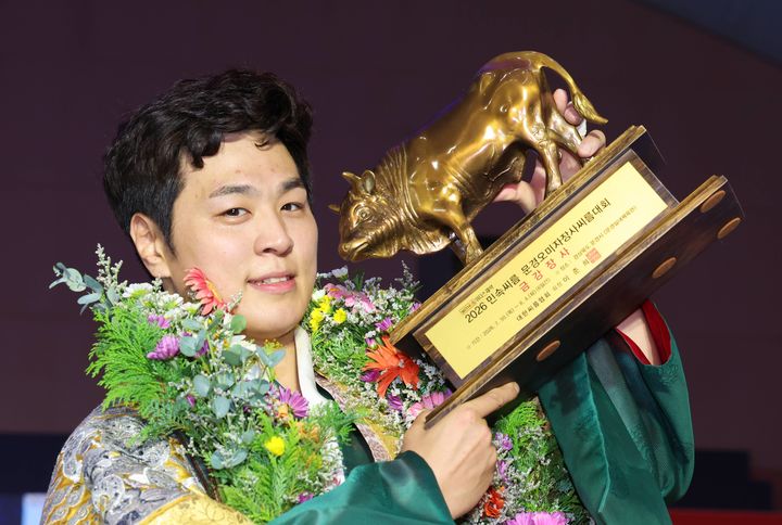 [서울=뉴시스] 위더스제약 2026 민속씨름 문경오미자장사씨름대회에서 금강장사에 등극한 최정만. (사진=대한씨름협회 제공) *재판매 및 DB 금지