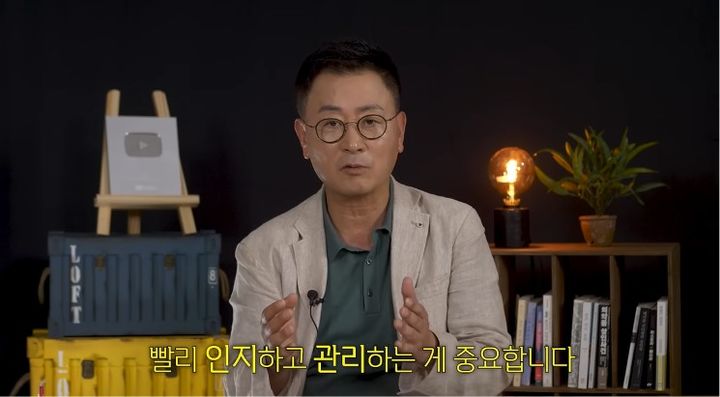 [서울=뉴시스] 여성은 폐경 이후 호르몬 감소로 다양한 신체 변화를 겪으며, 변화에 맞춘 건강 관리가 필요하다. (사진 출처=유튜브 채널 '썰닥' 캡처)