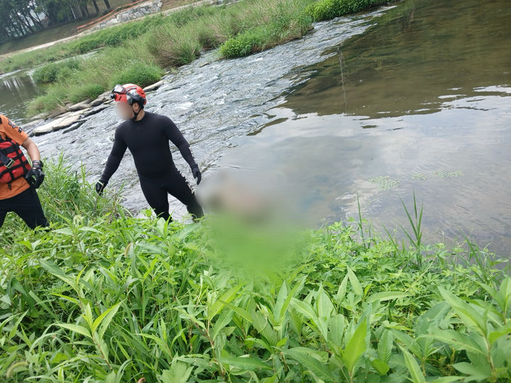 [괴산=뉴시스] 2일 오전 10시12분께 충북 괴산군 괴산읍 동진천에서 A(60대·여)씨가 물에 빠져 숨진 채 발견됐다. (사진=괴산소방서 제공) 2026.08.02. photo@newsis.com *재판매 및 DB 금지