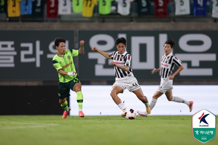 [서울=뉴시스] 프로축구 K리그2 김포FC의 김민식, 경남FC의 조상준. (사진=한국프로축구연맹 제공) *재판매 및 DB 금지