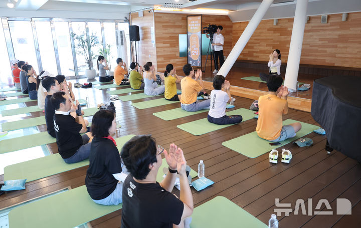 [서울=뉴시스] 황준선 기자 = 2일 오전 서울 광진교에서 열린 쉬엄쉬엄 모닝 행사에 참석한 시민들이 요가 수업을 듣고 있다. 2026.08.02. hwang@newsis.com