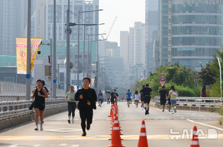 [서울=뉴시스] 황준선 기자 = 2일 오전 서울 광진교에서 열린 쉬엄쉬엄 모닝 행사에 참석한 시민들이 광진교를 걷고 있다. 2026.08.02. hwang@newsis.com