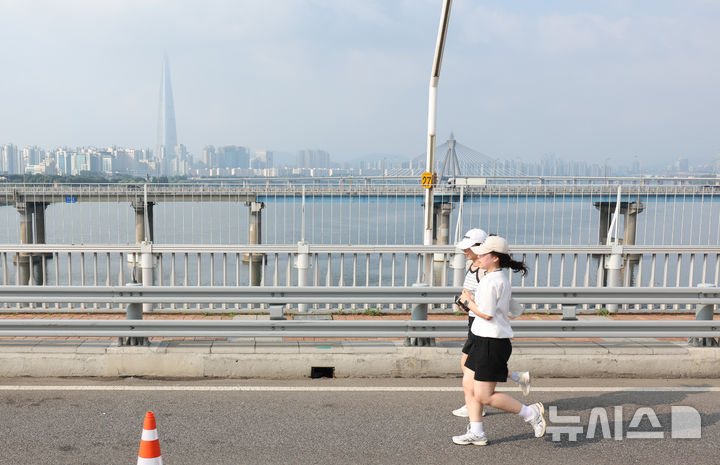 [서울=뉴시스] 황준선 기자 = 2일 오전 서울 광진교에서 열린 쉬엄쉬엄 모닝 행사에 참석한 시민들이 광진교를 걷고 있다. 2026.08.02. hwang@newsis.com