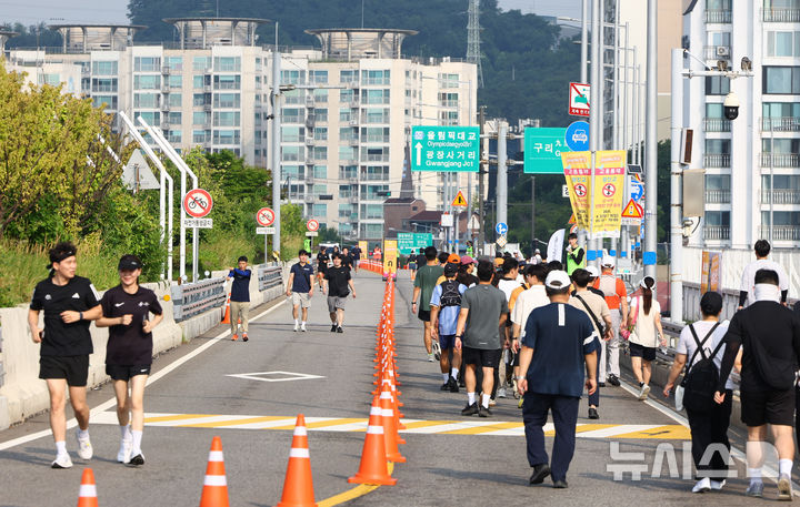 [서울=뉴시스] 황준선 기자 = 2일 오전 서울 광진교에서 열린 쉬엄쉬엄 모닝 행사에 참석한 시민들이 광진교를 걷고 있다. 2026.08.02. hwang@newsis.com