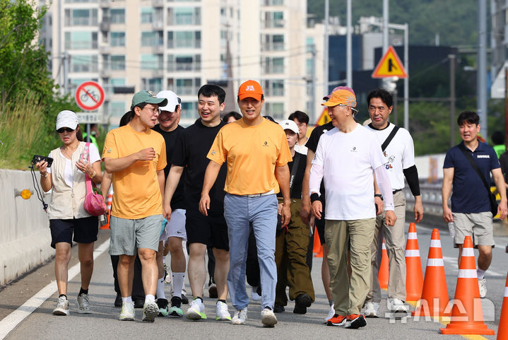 [서울=뉴시스] 황준선 기자 = 오세훈 서울시장이 2일 오전 서울 광진교에서 열린 쉬엄쉬엄 모닝 행사에 참석해 광진교를 걷고 있다. 2026.08.02. hwang@newsis.com