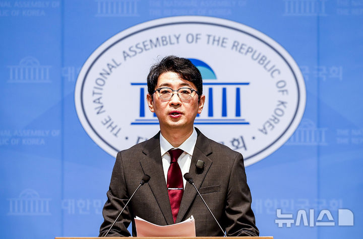 [서울=뉴시스] 정병혁 기자 = 주진우 국민의힘 의원이 2일 서울 여의도 국회 소통관에서 작년 대선 투표소 조작 관련 긴급 기자회견을 하고 있다. 2026.08.02. jhope@newsis.com