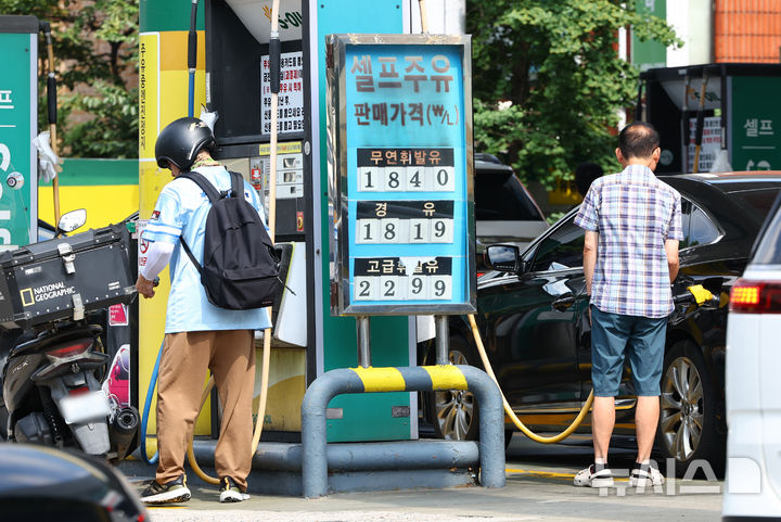 [서울=뉴시스] 황준선 기자 = 2일 서울 시내 한 주유소에 유가가 게시돼 있다.지난 1일 한국석유공사 유가정보시스템 오피넷에 따르면 7월 다섯째 주(7월 26일∼30일) 전국 주유소 휘발유 평균 판매가는 L당 1869.1원으로 직전 주 대비 3.3원 하락, 경유 평균 판매 가격은 전주 대비 4.1원 내린 1852.8원을 기록해 11주 연속 하락했다. 2026.08.02. hwang@newsis.com