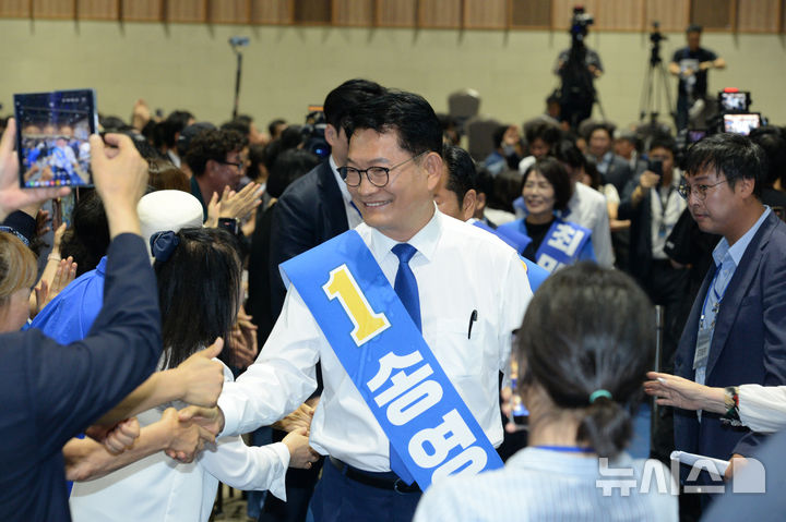 [울산=뉴시스] 배병수 기자 = 2일 울산 울주군 삼남면 울산전시컨벤션센터 3층 컨벤션홀에서 열린 더불어민주당 당대표 및 최고의원 후보자 선출을 위한 합동연설회에서 송영길 후보가 입장하고 있다. 2026.08.02. bbs@newsis.com.