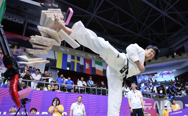 [서울=뉴시스] 황준선 기자 = 2일 서울 강남구 국기원에서 열린 2026 세계태권도대회에서 참가 선수가 격파를 선보이고 있다. 2026.08.02. hwang@newsis.com
