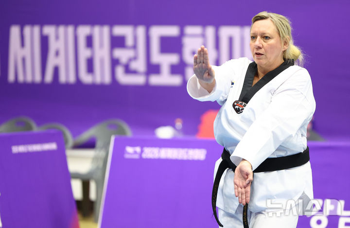 [서울=뉴시스] 황준선 기자 = 2일 서울 강남구 국기원에서 열린 2026 세계태권도대회 참가 선수들이 품새를 선보이고 있다. 2026.08.02. hwang@newsis.com