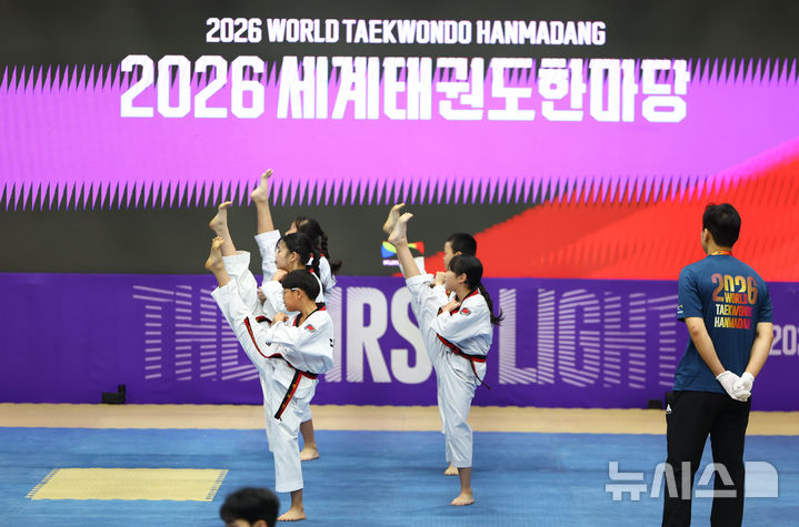 [서울=뉴시스] 황준선 기자 = 2일 서울 강남구 국기원에서 열린 2026 세계태권도대회 참가 선수들이 품새를 선보이고 있다. 2026.08.02. hwang@newsis.com