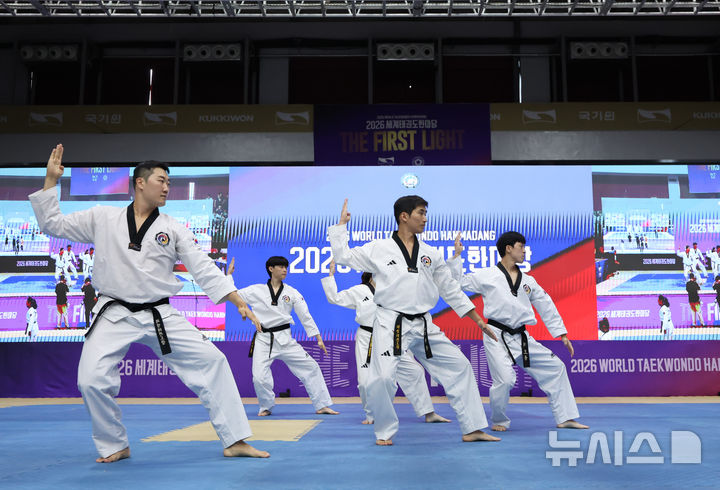 [서울=뉴시스] 황준선 기자 = 2일 서울 강남구 국기원에서 열린 2026 세계태권도대회 참가 선수들이 품새를 선보이고 있다. 2026.08.02. hwang@newsis.com