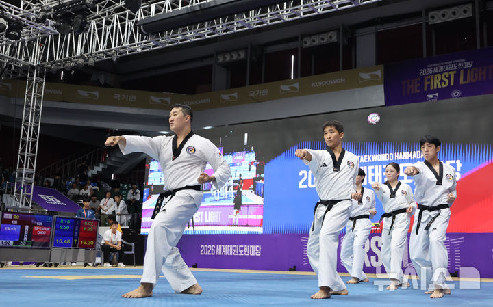 [서울=뉴시스] 황준선 기자 = 2일 서울 강남구 국기원에서 열린 2026 세계태권도대회 참가 선수들이 품새를 선보이고 있다. 2026.08.02. hwang@newsis.com